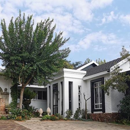 At 98 On Lynburn Guest House Pretoria-Noord Exteriér fotografie