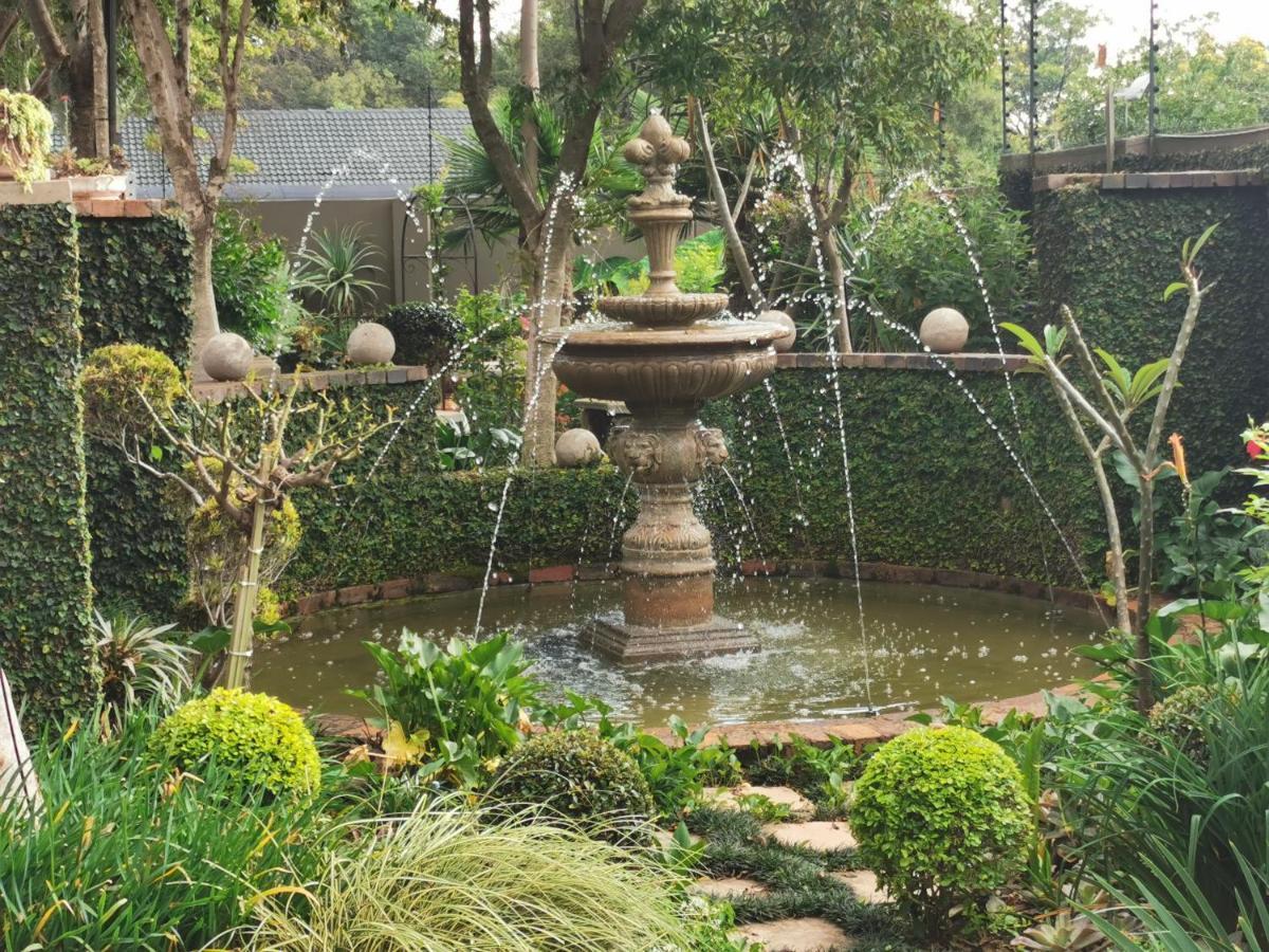 At 98 On Lynburn Guest House Pretoria-Noord Exteriér fotografie