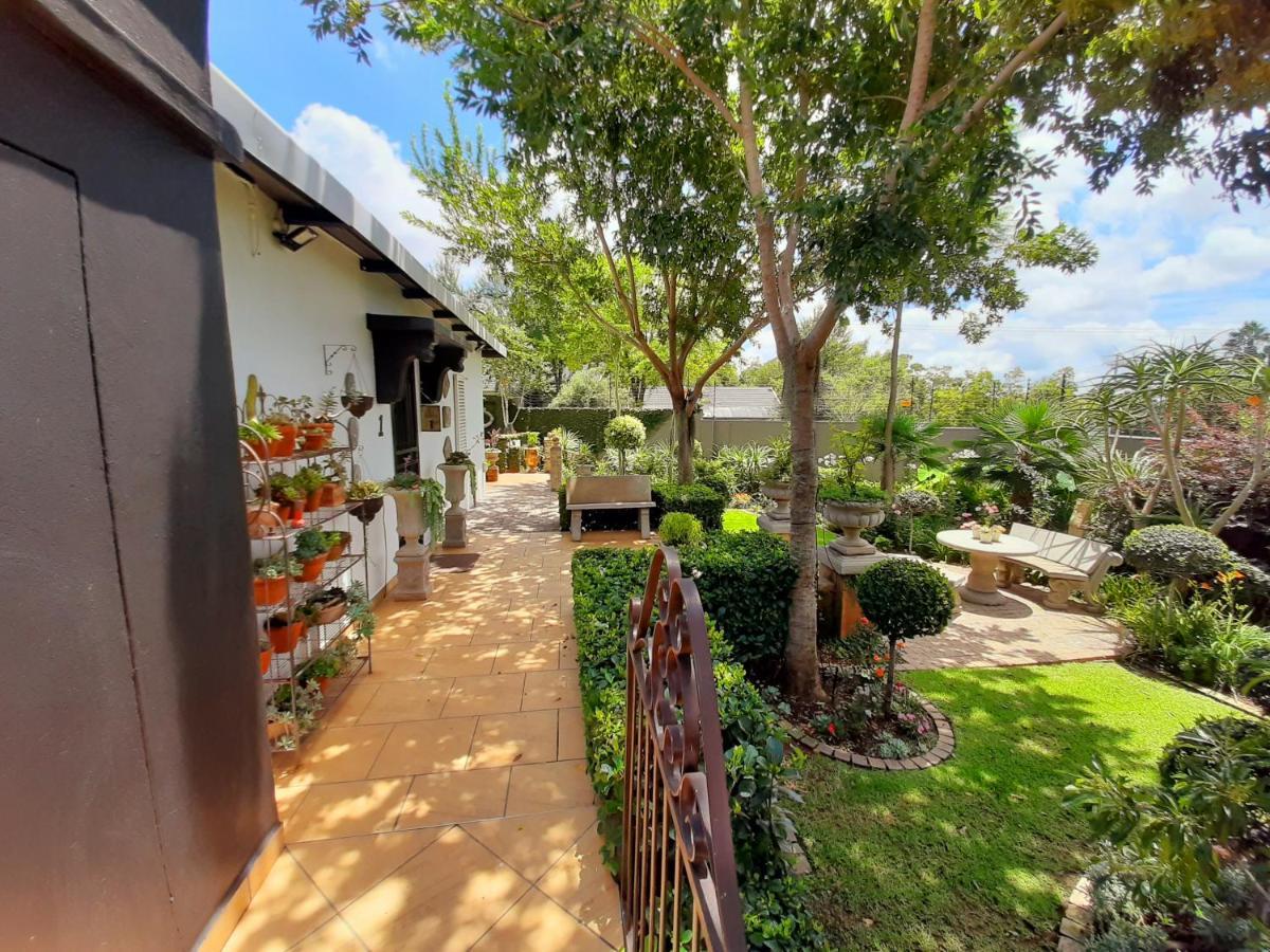 At 98 On Lynburn Guest House Pretoria-Noord Exteriér fotografie