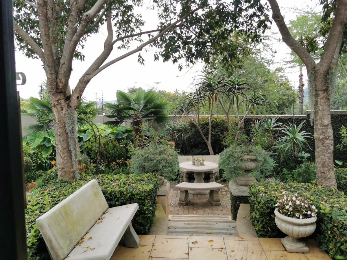 At 98 On Lynburn Guest House Pretoria-Noord Exteriér fotografie