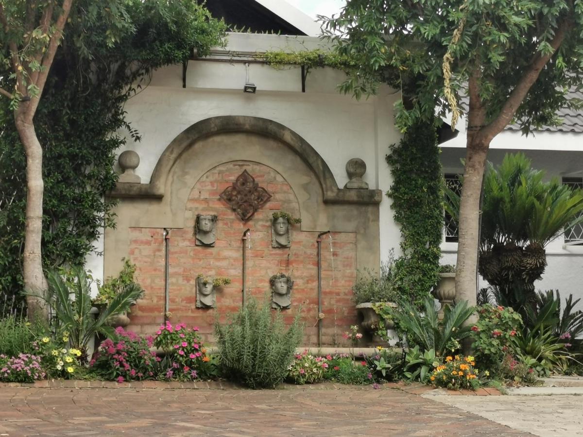 At 98 On Lynburn Guest House Pretoria-Noord Exteriér fotografie