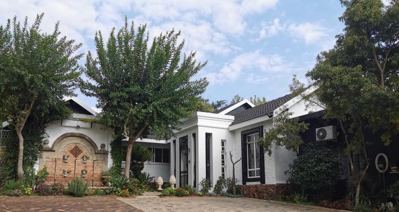 At 98 On Lynburn Guest House Pretoria-Noord Exteriér fotografie