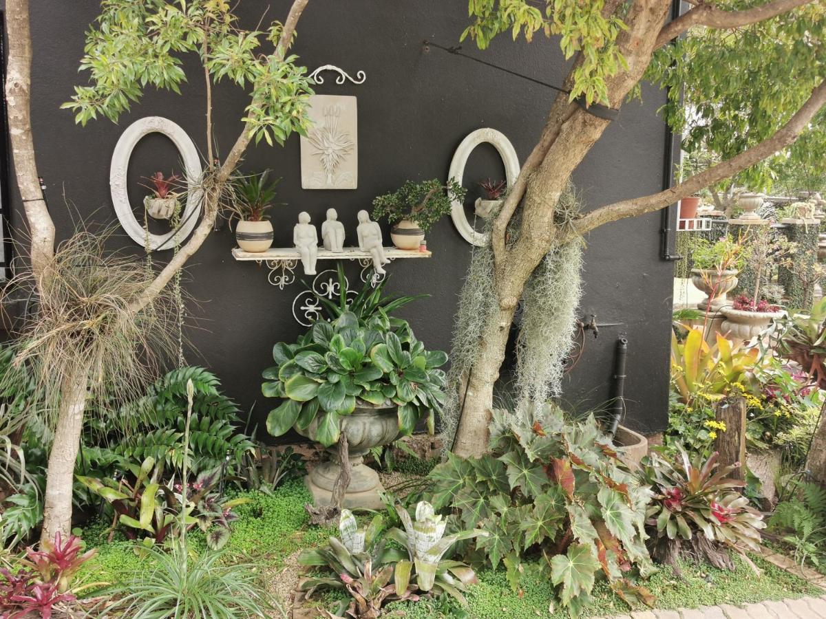 At 98 On Lynburn Guest House Pretoria-Noord Exteriér fotografie