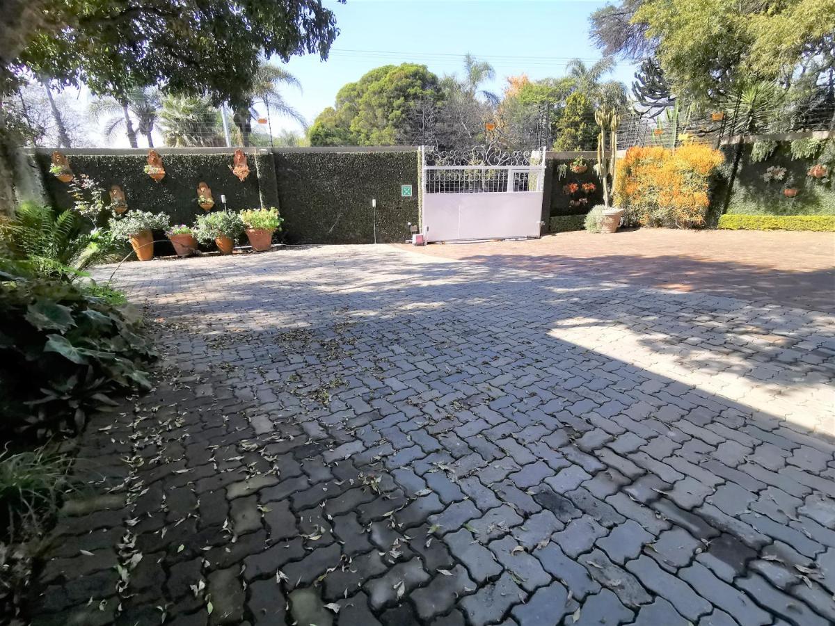 At 98 On Lynburn Guest House Pretoria-Noord Exteriér fotografie